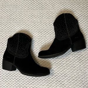B.O.C black suede booties size 7